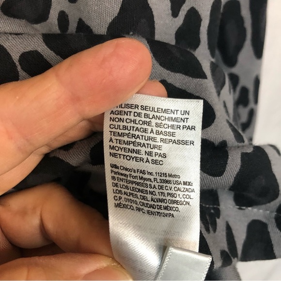 Chico’s Women’s Blouse Shirt Top V Neck Black/Gray Animal Print Chico’s Sz 1 - Picture 9 of 11